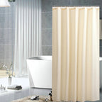 Beige duschdraperi i badrum