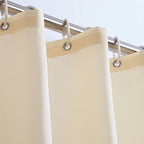 Beige duschdraperi med öljetter